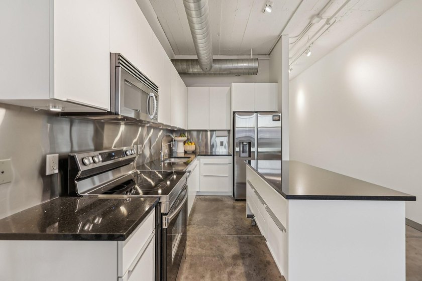 Amazing historic loft featuring soaring ceilings, oversized - photo 11