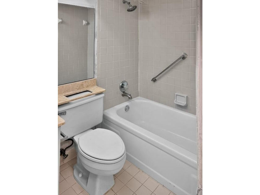 EXCITING opportunity in Lucerne Lakes! This 4th-floor Lake Worth - photo 17