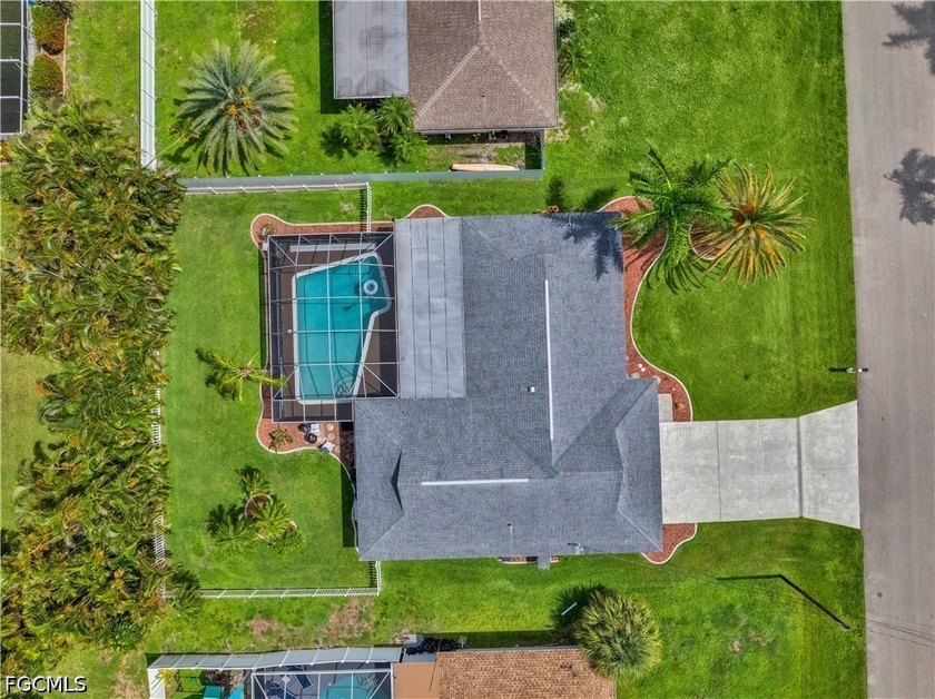 Welcome to this beautifully updated 3-bedroom, 2-bathroom pool - photo 34