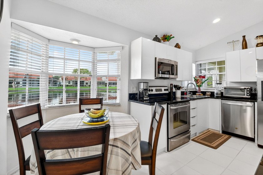Welcome to a beautifully reimagined lakefront Turnkey home. This - photo 5