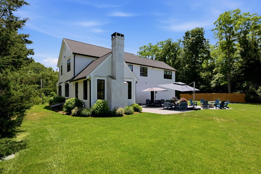 Rare opportunity to own an expansive modern farmhouse in the - photo 3