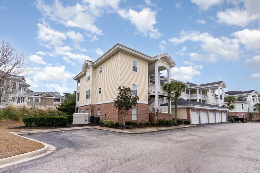 Fully furnished, third floor end unit condo located in Magnolia - photo 2