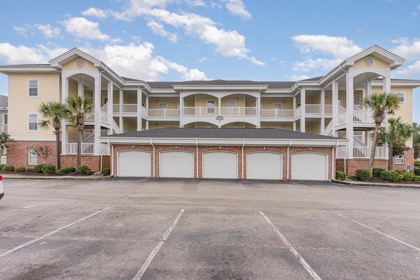 Fully furnished, third floor end unit condo located in Magnolia - photo 3