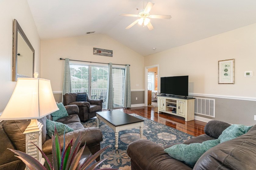 Fully furnished, third floor end unit condo located in Magnolia - photo 6