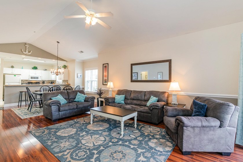 Fully furnished, third floor end unit condo located in Magnolia - photo 7