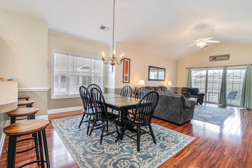 Fully furnished, third floor end unit condo located in Magnolia - photo 9