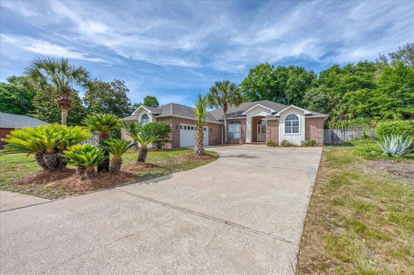 Welcome to Rocky Bayou Country Club Estates. This home offers a - photo 6