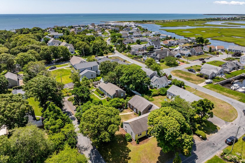 Welcome to 11 Gate Way in prestigious Gate Way Isles, where the - photo 4