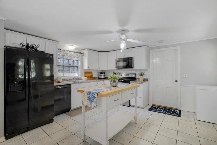 Welcome to 11 Gate Way in prestigious Gate Way Isles, where the - photo 7