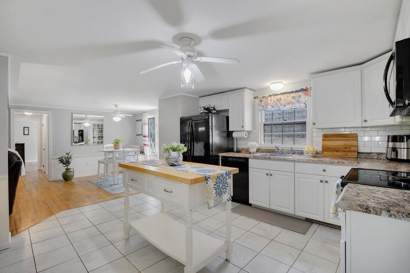Welcome to 11 Gate Way in prestigious Gate Way Isles, where the - photo 8