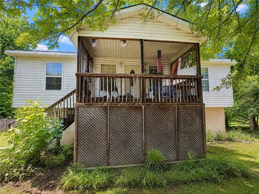 Welcome to 138 Cloverdale Dr. in Seneca, SC a 3 bedroom, 2 full - photo 2