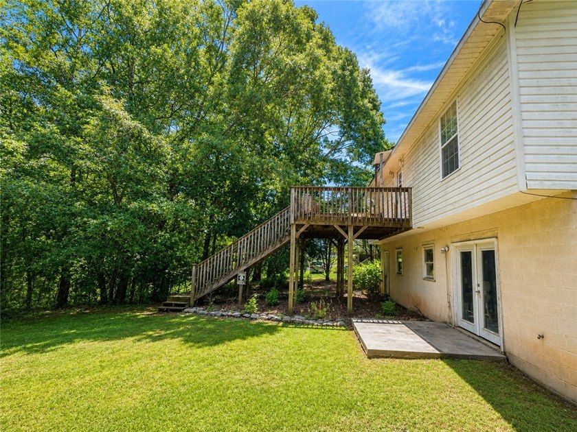 Welcome to 138 Cloverdale Dr. in Seneca, SC a 3 bedroom, 2 full - photo 4