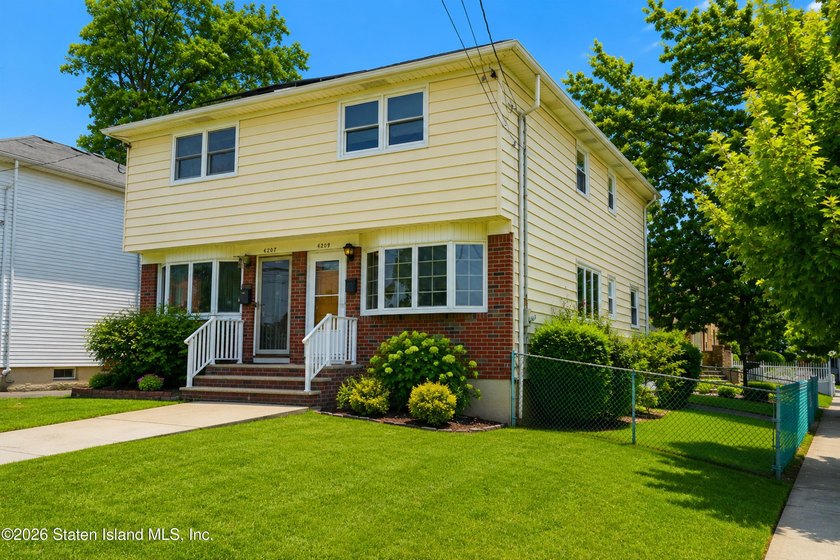 WELCOME TO THIS WELL MAINTAINED SEMI ATTACHED CORNER HOUSE. 3 - photo 2