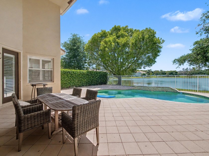 This stunning 5-bedroom, 4-bathroom residence offers the perfect - photo 31