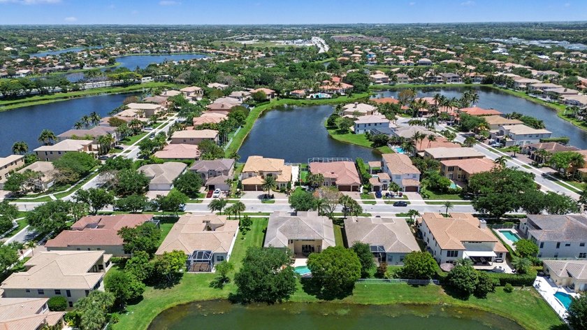 This stunning 5-bedroom, 4-bathroom residence offers the perfect - photo 38