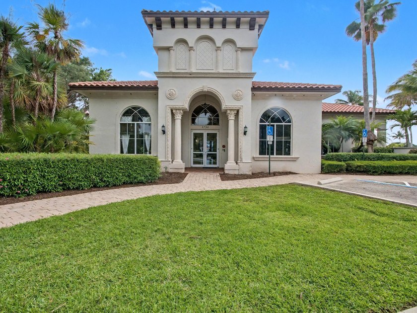This stunning 5-bedroom, 4-bathroom residence offers the perfect - photo 40