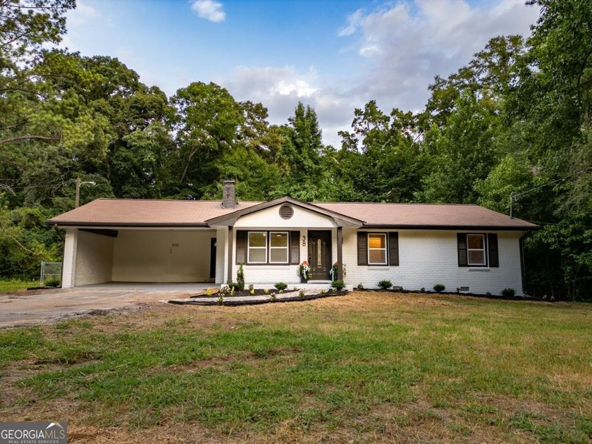 Beautifully renovated 3-bedroom, 2-bath brick ranch on nearly - photo 4