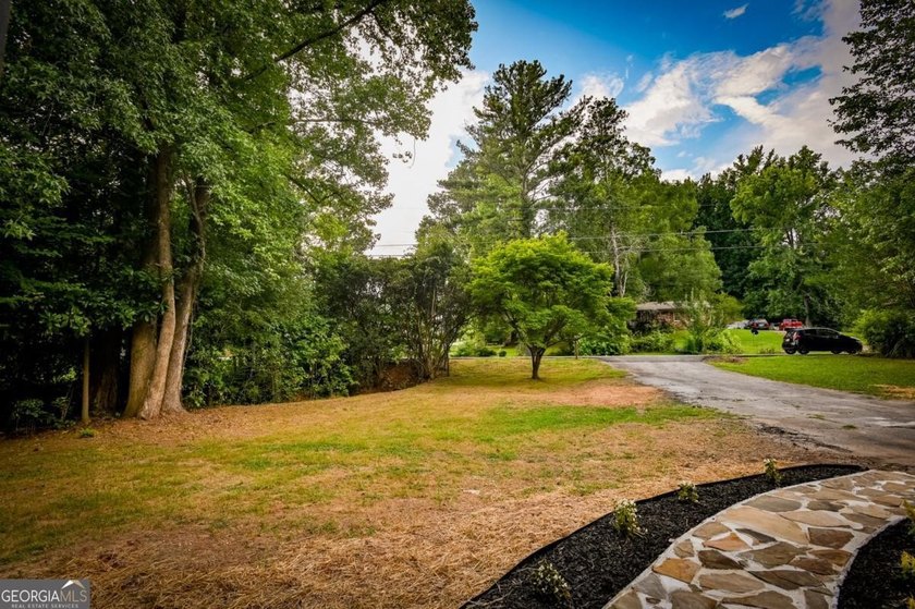 Beautifully renovated 3-bedroom, 2-bath brick ranch on nearly - photo 6