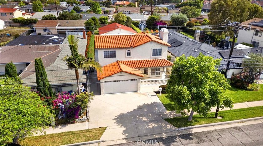 Built in 1956, 1977, 2004. Exceptional opportunity to acquire a - photo 2