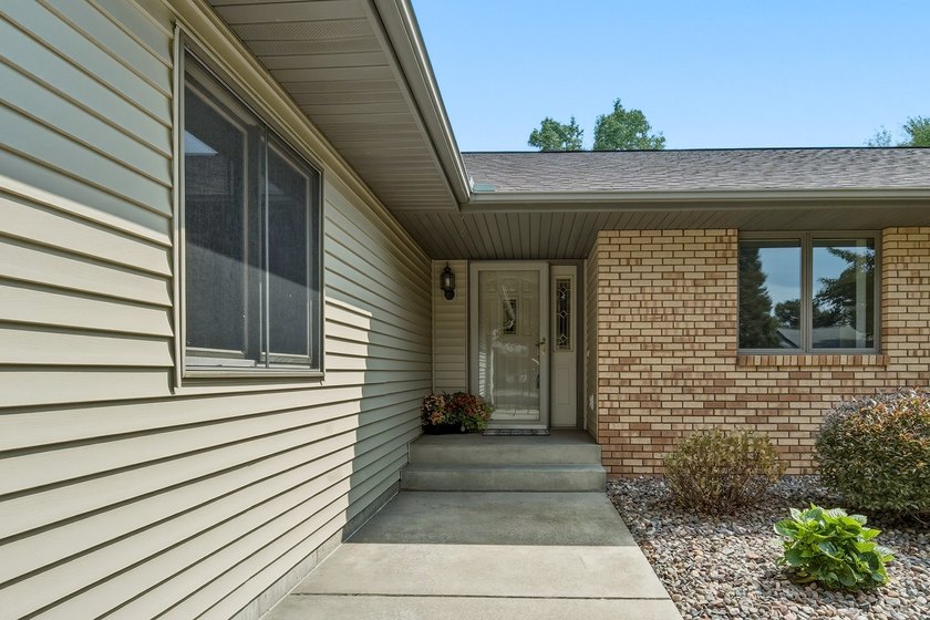 Beautifully maintained and set on a corner lot, this ranch-style - photo 2