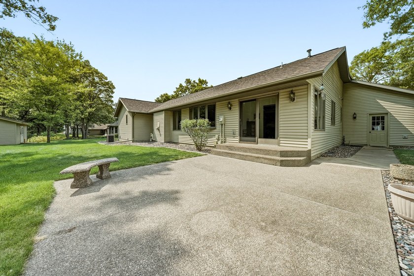 Beautifully maintained and set on a corner lot, this ranch-style - photo 4