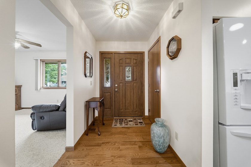 Beautifully maintained and set on a corner lot, this ranch-style - photo 5