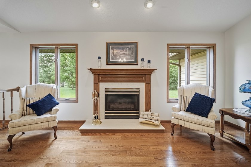 Beautifully maintained and set on a corner lot, this ranch-style - photo 9