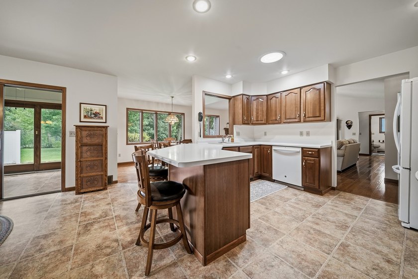 Beautifully maintained and set on a corner lot, this ranch-style - photo 10