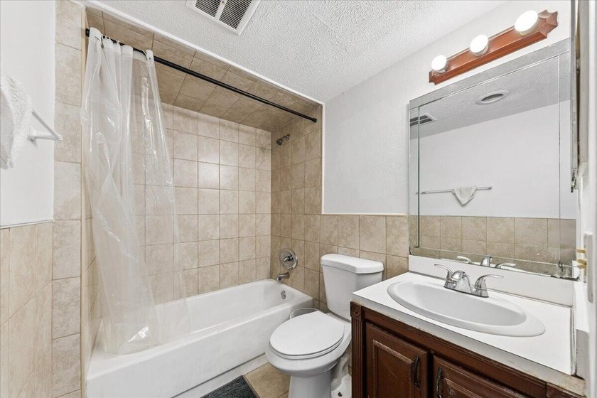 Welcome to this well-appointed two-bedroom, two-bathroom - photo 14