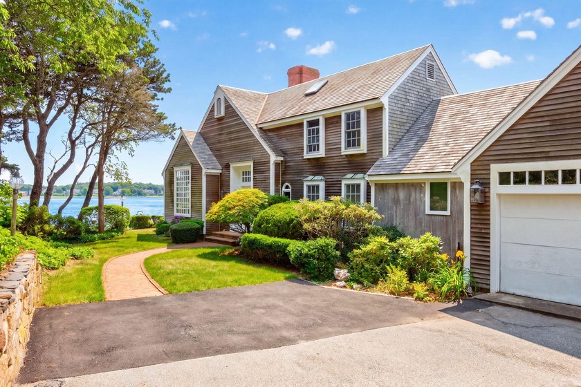 Exceptional waterfront estate offering breathtaking views from - photo 4