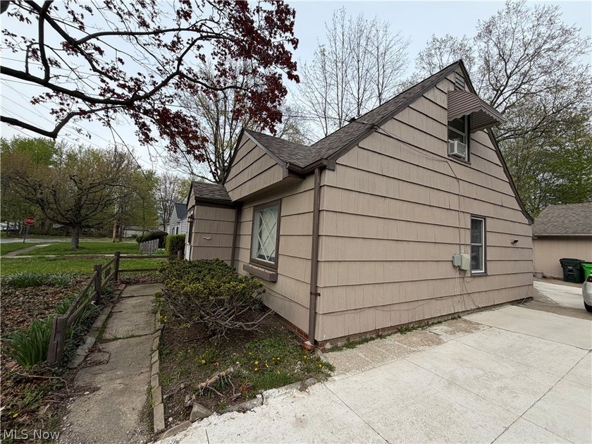 Opportunity meets potential in this one-of-a-kind Euclid - photo 2