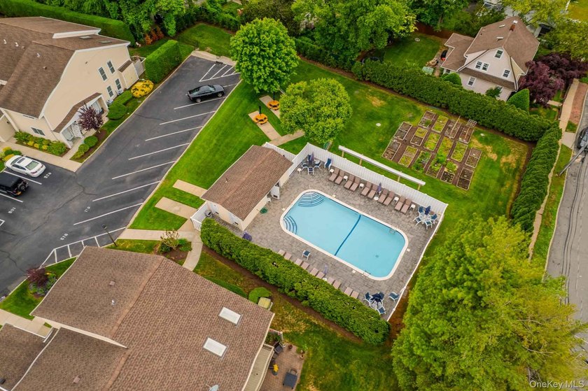 Pristinely maintained 2-bedroom, 1.5-bath duplex co-op in - photo 2