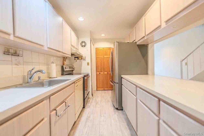 Pristinely maintained 2-bedroom, 1.5-bath duplex co-op in - photo 4