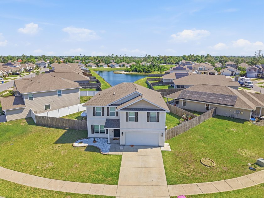 Discover this beautifully maintained 2019-built single-family - photo 2
