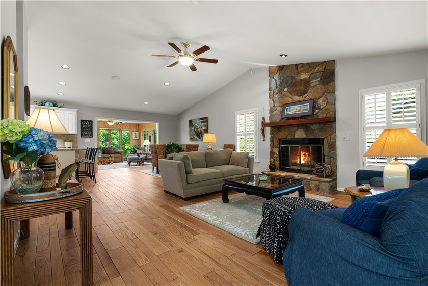 Full Furnished Waterfront Retreat in Keowee Key - photo 4