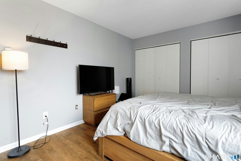 A commuters delight! This top floor 2 bedroom condo located in - photo 12