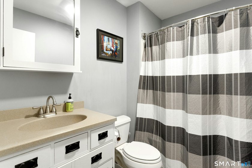 A commuters delight! This top floor 2 bedroom condo located in - photo 15