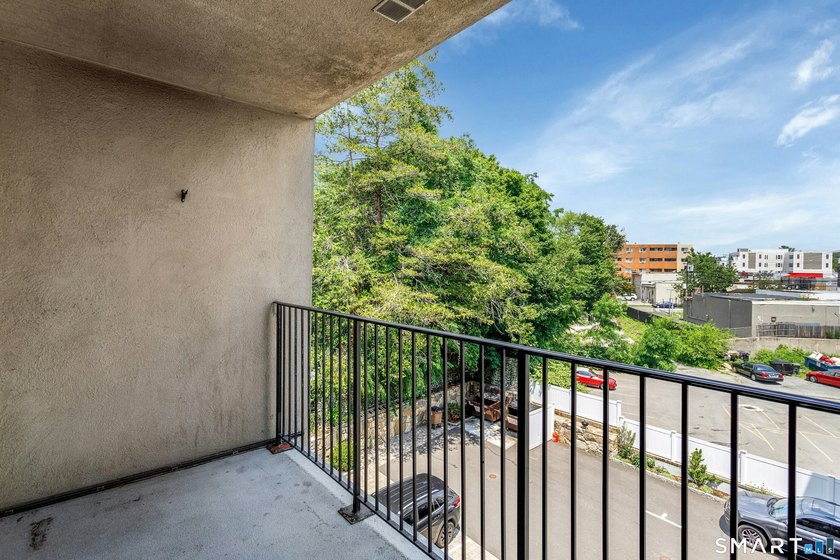 A commuters delight! This top floor 2 bedroom condo located in - photo 16