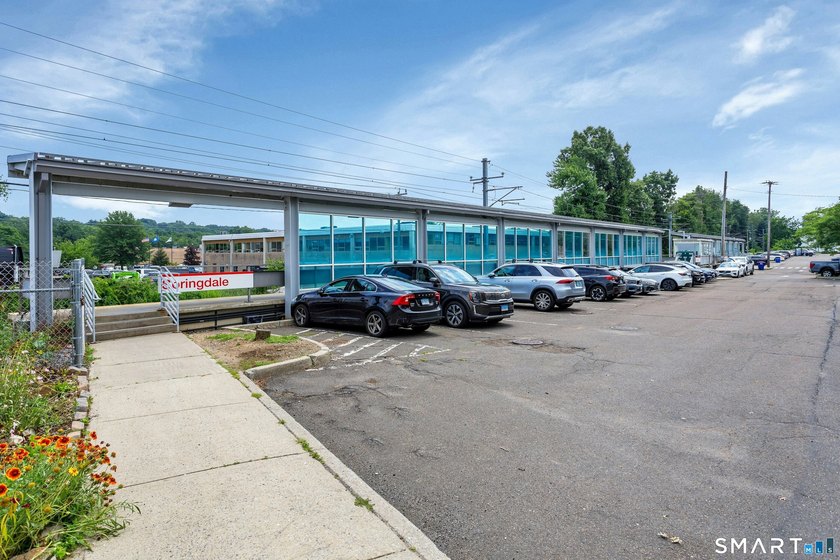 A commuters delight! This top floor 2 bedroom condo located in - photo 18