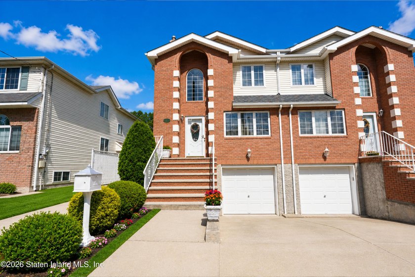 Offered for the first time since its construction in 2000, this - photo 2