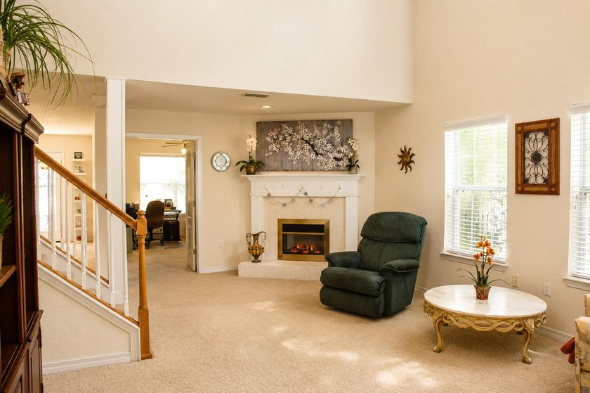 Coastal Convenience &amp; Spacious Living in Driftwood Estates with - photo 3
