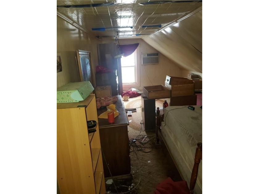 Attention investors, flippers, handy-women. This house needs a - photo 13