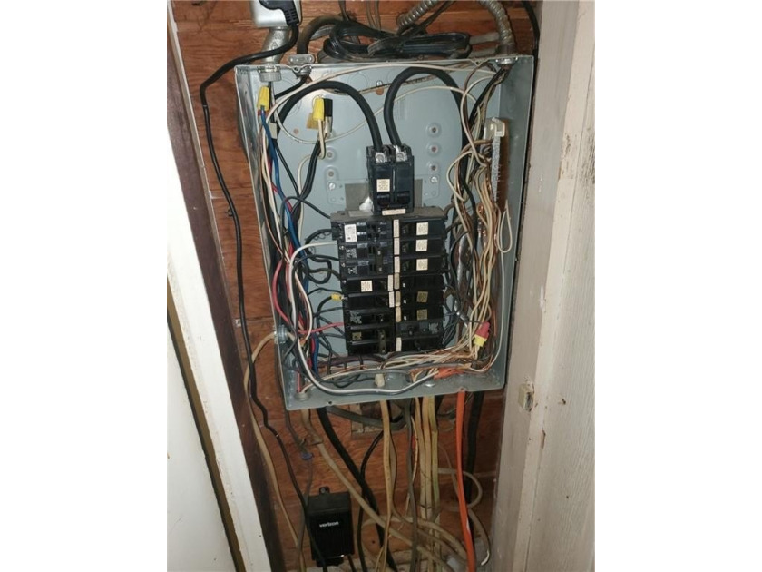 Attention investors, flippers, handy-women. This house needs a - photo 17