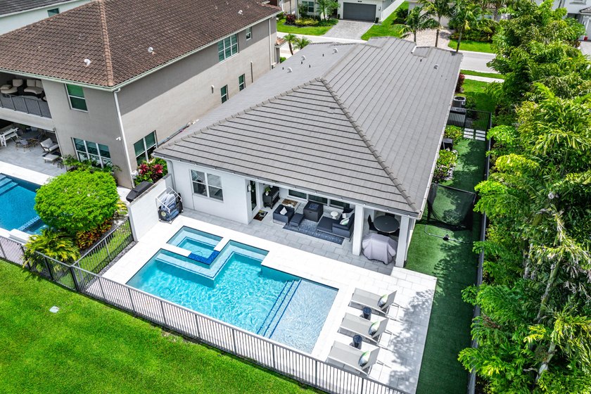 Beautiful one-story waterfront pool home in GL Homes' Dakota - photo 31