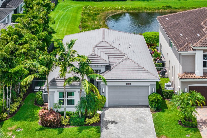 Beautiful one-story waterfront pool home in GL Homes' Dakota - photo 35
