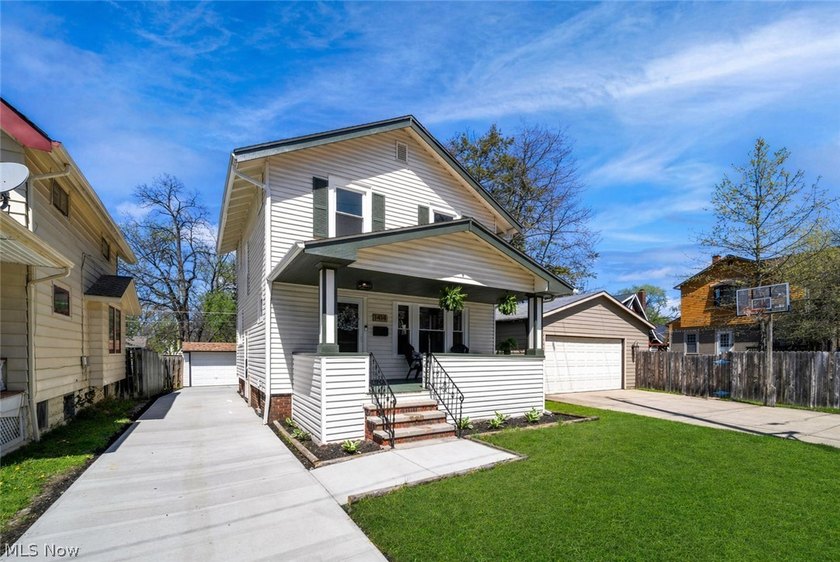 Welcome to this fully updated 3 bedrooms, 2 full bath home in - photo 2