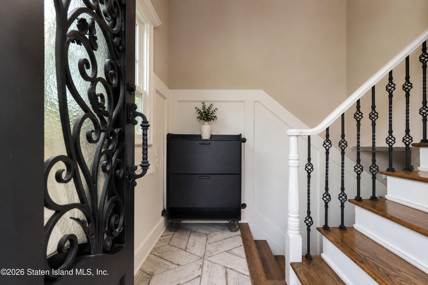 Welcome to 27 Tynan Street, a truly one-of-a-kind custom - photo 4