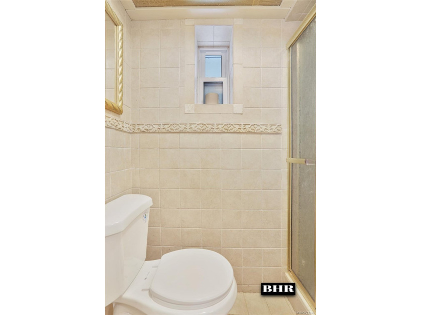 SHEEPSHEAD BAY. 1 Family side hall brick 3 bedroom 1 1/2 bath - photo 22
