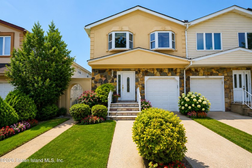 Just move right in! This one family semi-attached home in Great - photo 2