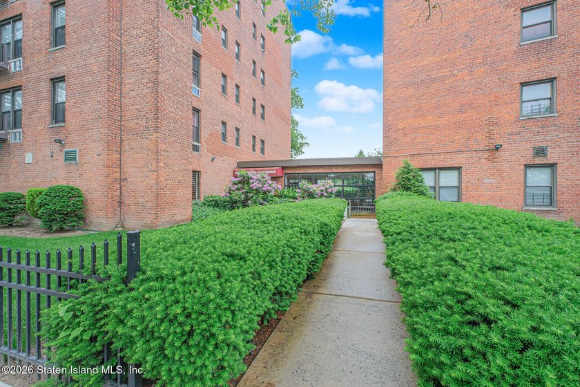 Beautifully renovated 2-bedroom condo in a phenomenal location! - photo 2
